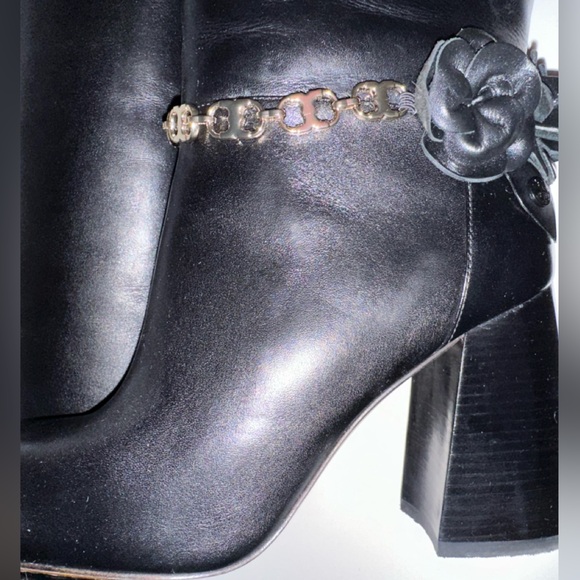 Authentic Toryburch knee boots. Gold chain around ankles and flowers. - Picture 4 of 13